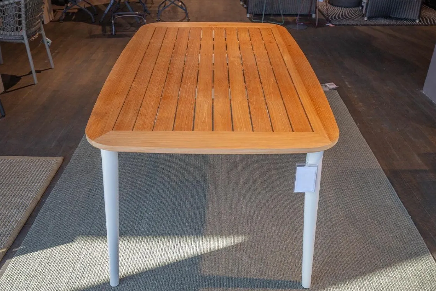 Solpuri Gartentische|Esstisch Charlie Outdoor Platte Teakholz Gestell Aluminium Weiß Pulverbeschichtet