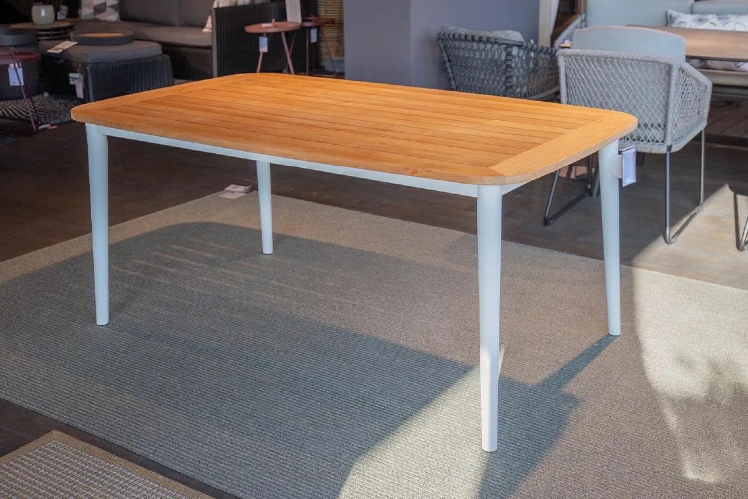 Solpuri Gartentische|Esstisch Charlie Outdoor Platte Teakholz Gestell Aluminium Weiß Pulverbeschichtet