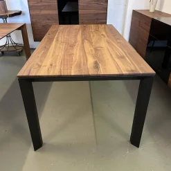 Scholtissek Esstische|Esstisch Divano IV Astiger Nussbaum Natur Geölt Gestell Aluminium Schwarz Gepulvert Inklusive Auszug