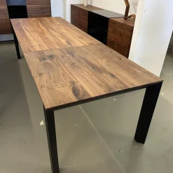 Scholtissek Esstische|Esstisch Divano IV Astiger Nussbaum Natur Geölt Gestell Aluminium Schwarz Gepulvert Inklusive Auszug