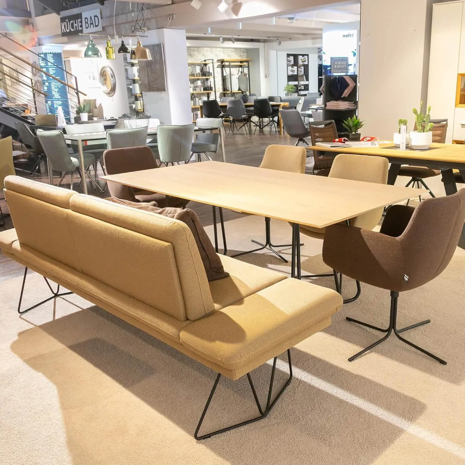 K+W Esstische|Esstisch Fix LS23 Almon Platte Echtholzfurnier Asteiche Bianco Gestell Metall Schwarz