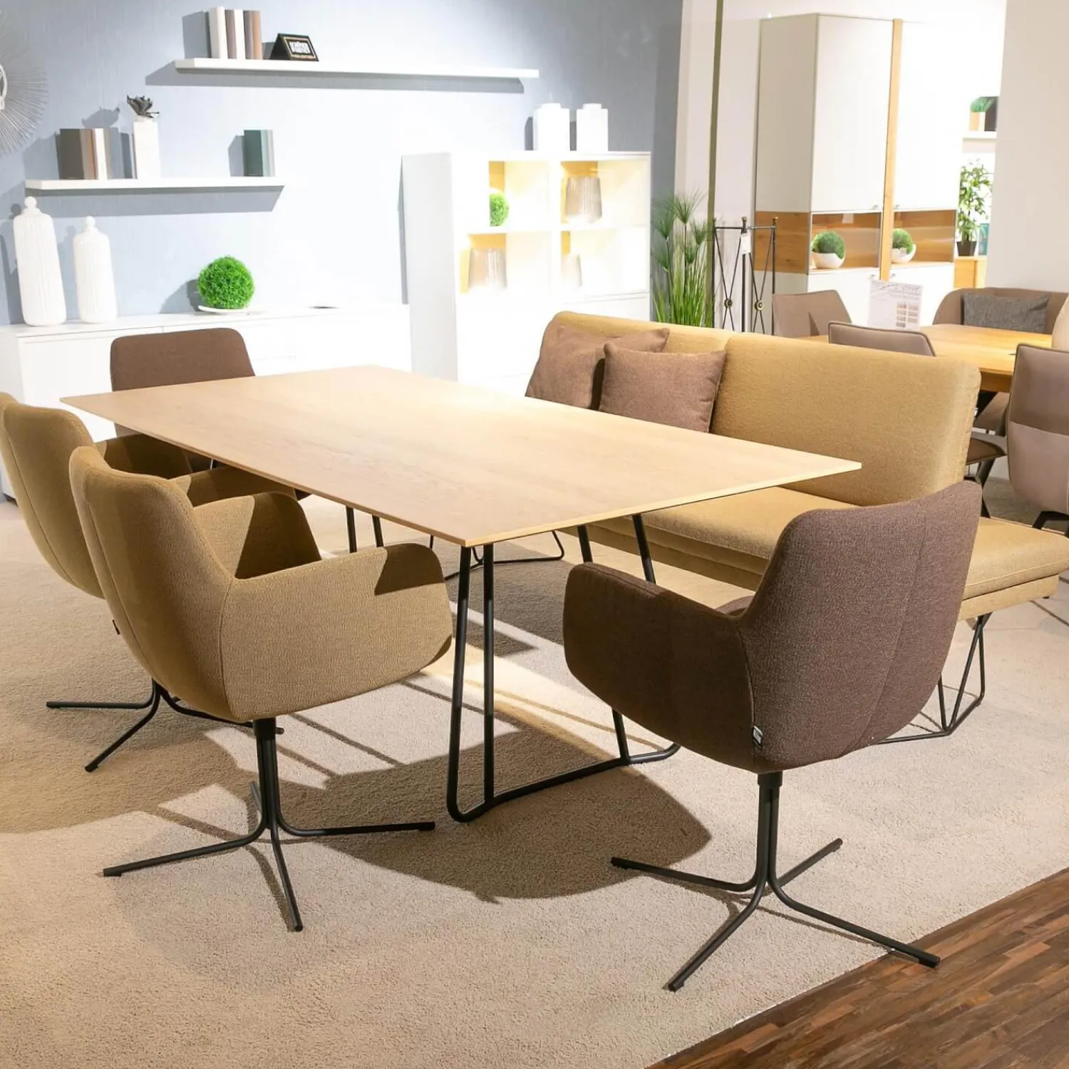 K+W Esstische|Esstisch Fix LS23 Almon Platte Echtholzfurnier Asteiche Bianco Gestell Metall Schwarz