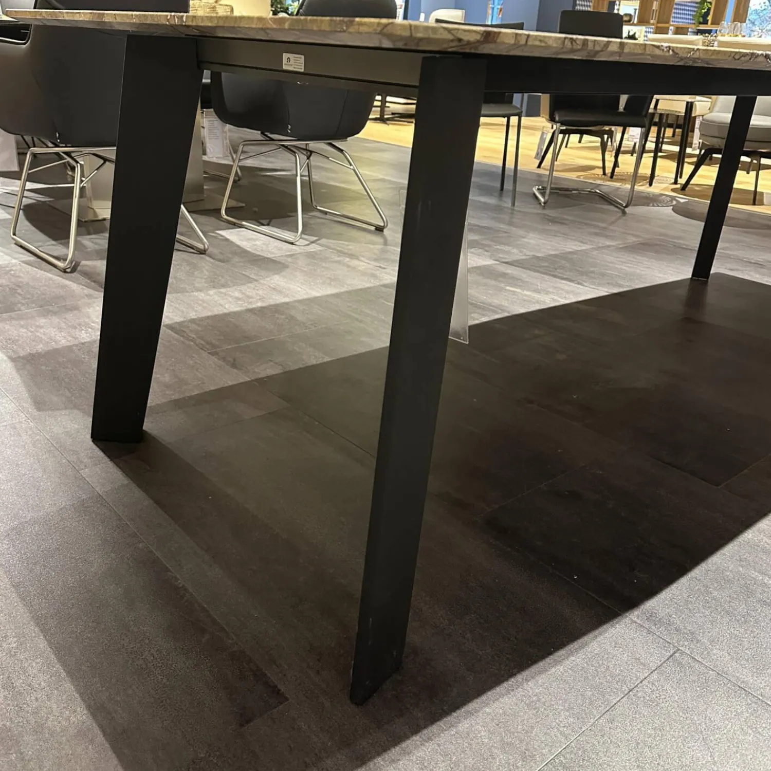 Draenert Esstische|Esstisch Fontana In Stein Forest Brown Braun Beige Trapezförmig Poliert Kante Sockel Vierbeiner Eiche Dunkelgrau