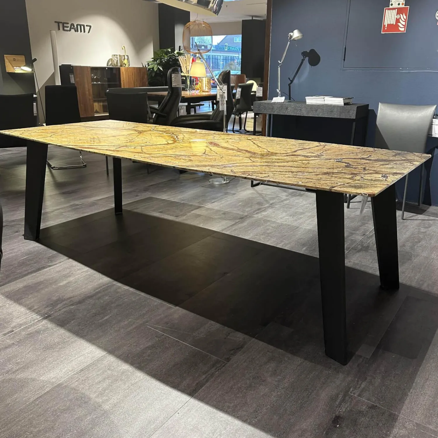 Draenert Esstische|Esstisch Fontana In Stein Forest Brown Braun Beige Trapezförmig Poliert Kante Sockel Vierbeiner Eiche Dunkelgrau