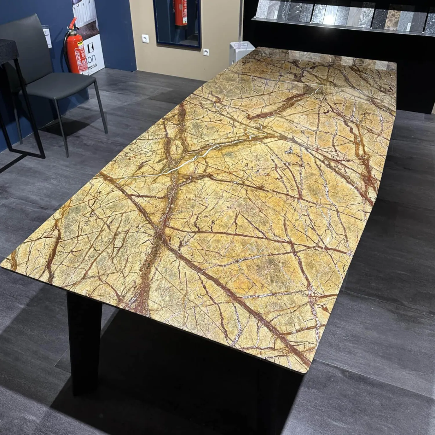 Draenert Esstische|Esstisch Fontana In Stein Forest Brown Braun Beige Trapezförmig Poliert Kante Sockel Vierbeiner Eiche Dunkelgrau