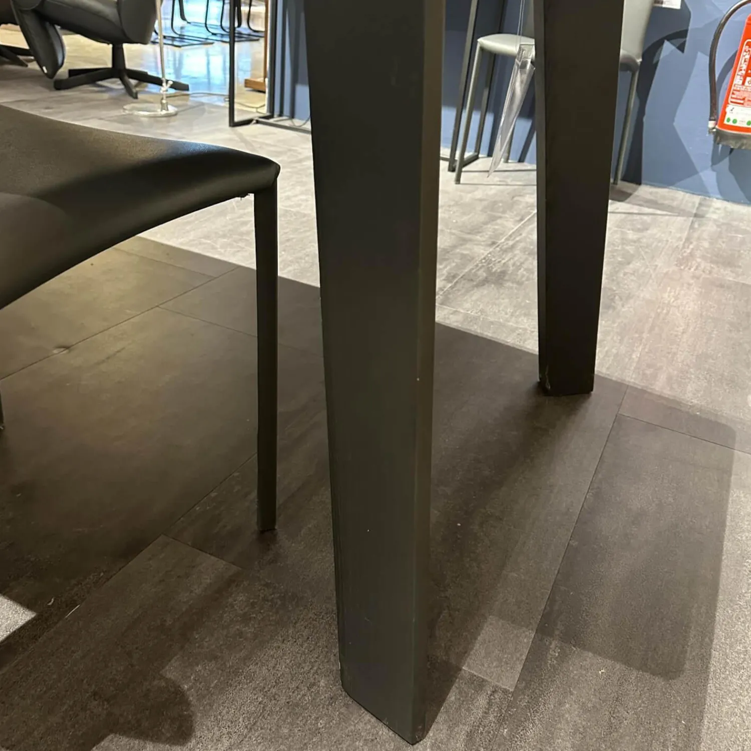 Draenert Esstische|Esstisch Fontana In Stein Forest Brown Braun Beige Trapezförmig Poliert Kante Sockel Vierbeiner Eiche Dunkelgrau