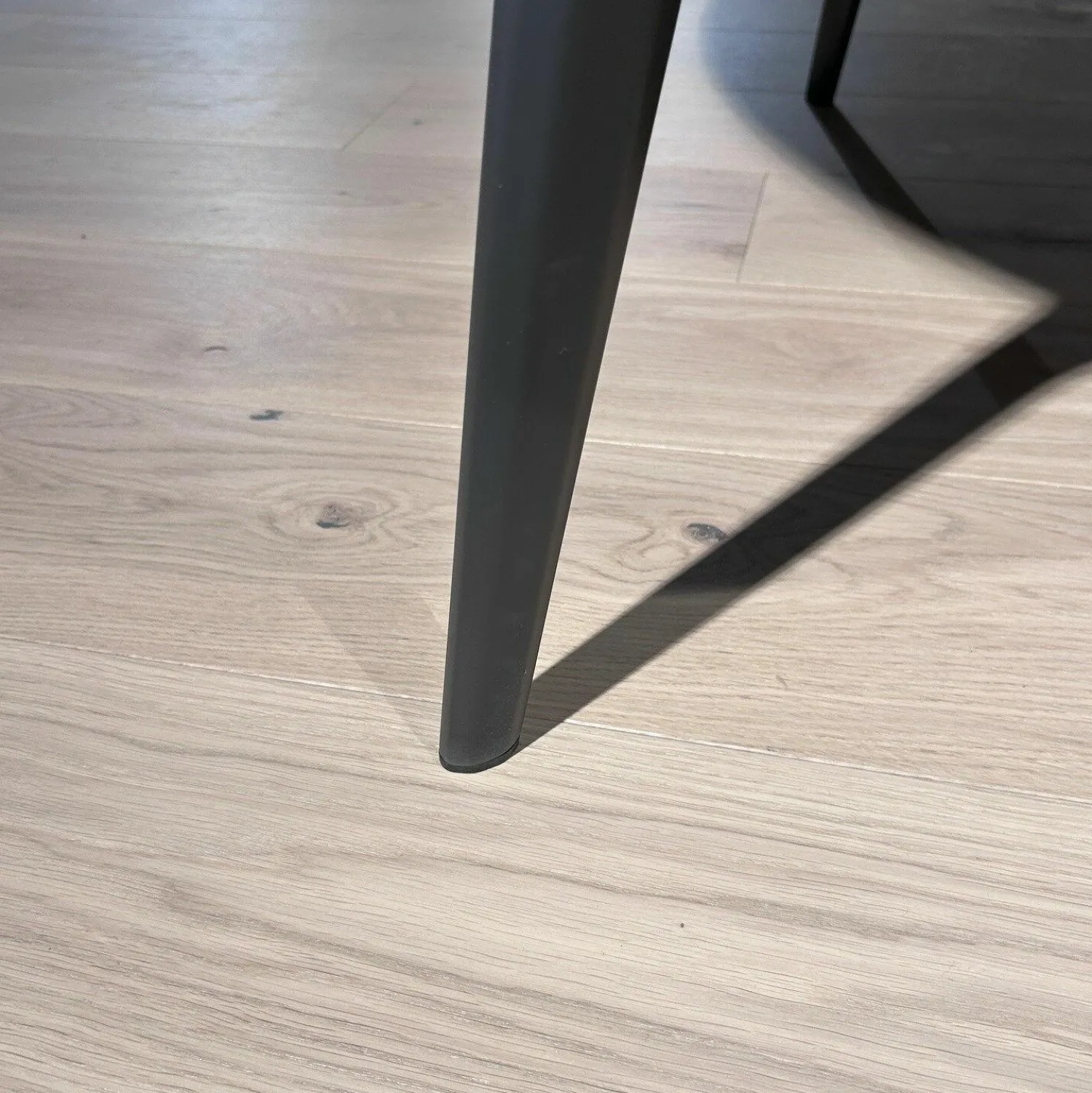 Rimadesio Esstische|Esstisch Francis Patte Satiniertes Glas Java Opaco Anthrazit Gestell Aluminium Java Schwarz Pulverbeschichtet