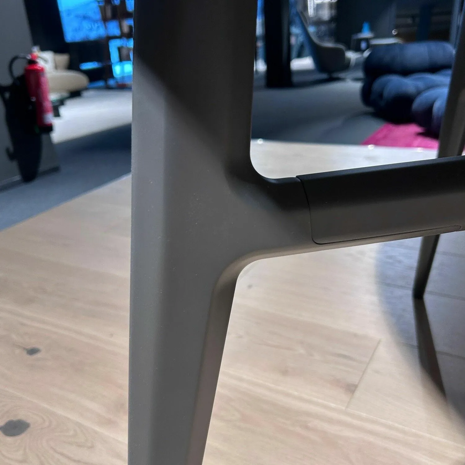 Rimadesio Esstische|Esstisch Francis Patte Satiniertes Glas Java Opaco Anthrazit Gestell Aluminium Java Schwarz Pulverbeschichtet