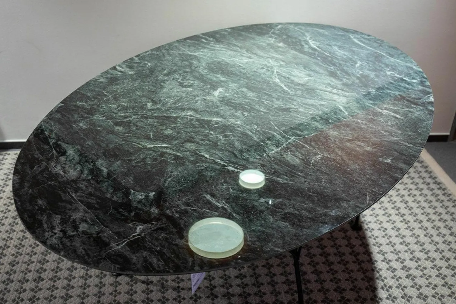 Kartell Esstische|Esstisch Glossy Tischplatte Feinsteinzeug Marmoroptik Grün Gestell Stahl Schwarz