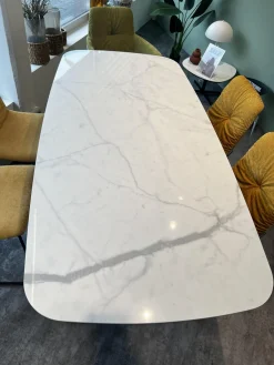 Raum.Freunde Esstische|Esstisch Jari Platte Keramik Mamoroptik Weiß Gestell 4 Fuß Metall Schwarz Lackiert