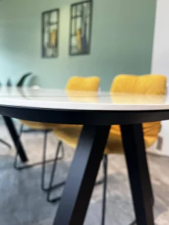 Raum.Freunde Esstische|Esstisch Jari Platte Keramik Mamoroptik Weiß Gestell 4 Fuß Metall Schwarz Lackiert