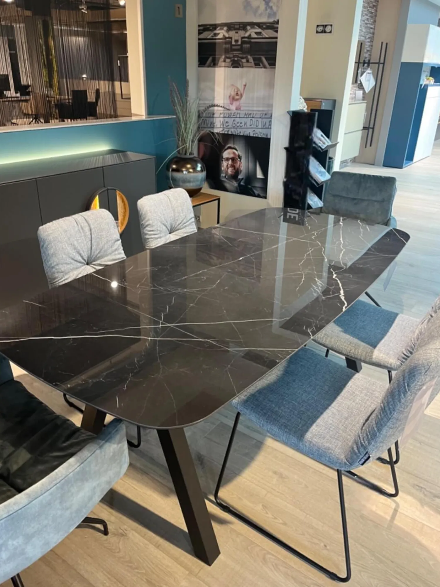 Raum.Freunde Esstische|Esstisch Jari Platte Keramik Marmoroptik Schwarz Gestell Metall Schwarz Lackiert