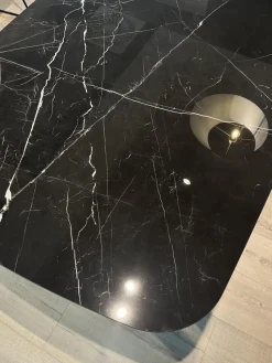 Raum.Freunde Esstische|Esstisch Jari Platte Keramik Marmoroptik Schwarz Gestell Metall Schwarz Lackiert