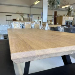 Scholtissek Esstische|Esstisch Kaate Knorrige Eiche Puro Geölt Äste Mit Harz Ausgegossen Metallgestell Schwarz Lackiert