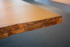 Scholtissek Esstische|Esstisch Kantara Tischplatte Knorrige Eiche Naturgeölt mit Naturkante Gestell Stahl