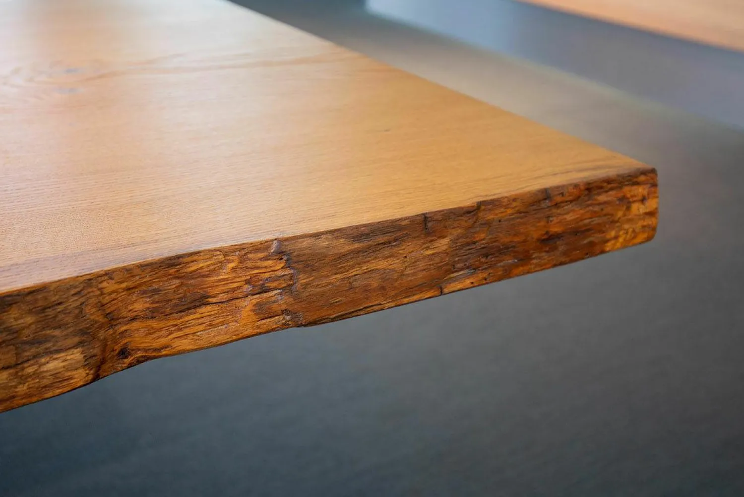 Scholtissek Esstische|Esstisch Kantara Tischplatte Knorrige Eiche Naturgeölt mit Naturkante Gestell Stahl