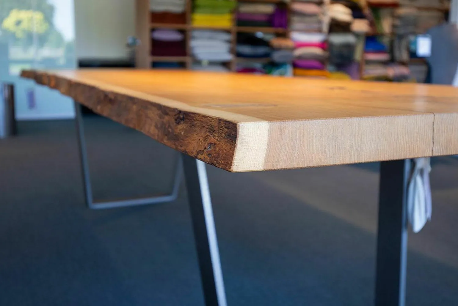 Scholtissek Esstische|Esstisch Kantara Tischplatte Knorrige Eiche Naturgeölt mit Naturkante Gestell Stahl