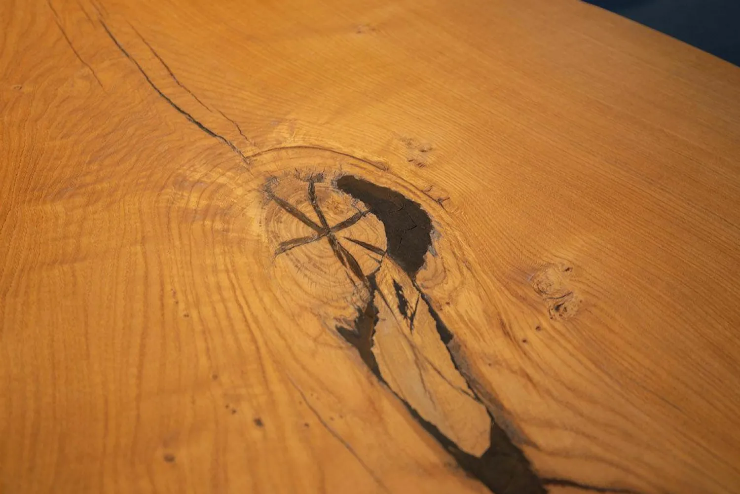 Scholtissek Esstische|Esstisch Kantara Tischplatte Knorrige Eiche Naturgeölt mit Naturkante Gestell Stahl