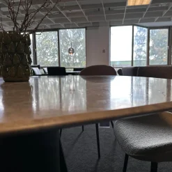 Draenert Esstische|Esstisch Kent 1550 Platte Trapeza Kalkstein Persian Silk Grau Geledert Gestell 2 Halbschalen Aluminiumguss Schwarz