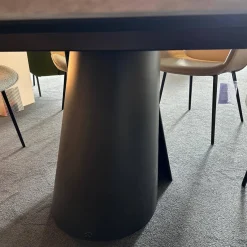 Draenert Esstische|Esstisch Kent 1550 Platte Trapeza Kalkstein Persian Silk Grau Geledert Gestell 2 Halbschalen Aluminiumguss Schwarz