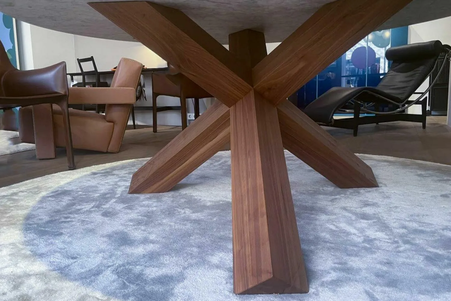 Cassina Esstische|Esstisch La Rotonda Marmor Bianco Carrara Opaco Weiß Gestell Amerikanischer Nussbaum