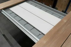 Kristalia Esstische|Esstisch Maki Slatted Platte Holz Teak Mit Einlegeplatten Aluminium Lackiert Weiß Gestell Aluminium Lackiert Weiß