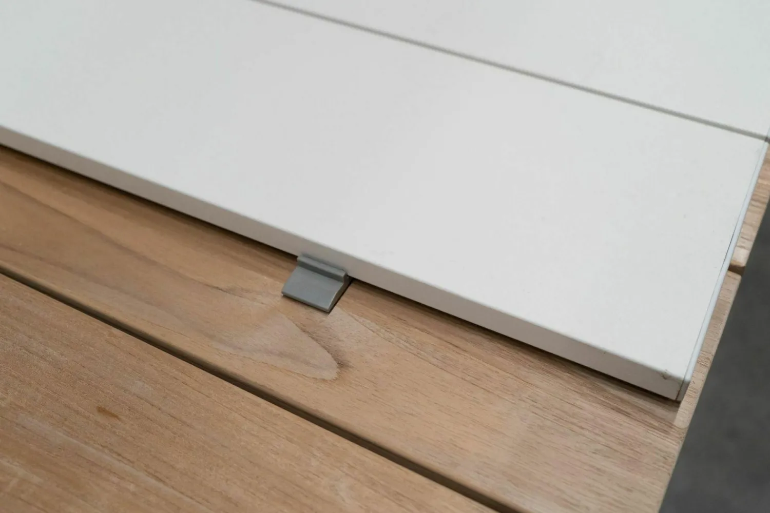 Kristalia Esstische|Esstisch Maki Slatted Platte Holz Teak Mit Einlegeplatten Aluminium Lackiert Weiß Gestell Aluminium Lackiert Weiß