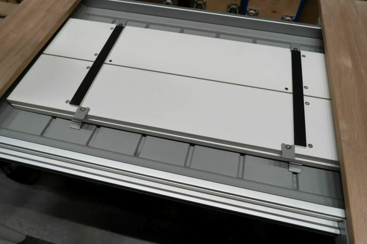 Kristalia Esstische|Esstisch Maki Slatted Platte Holz Teak Mit Einlegeplatten Aluminium Lackiert Weiß Gestell Aluminium Lackiert Weiß