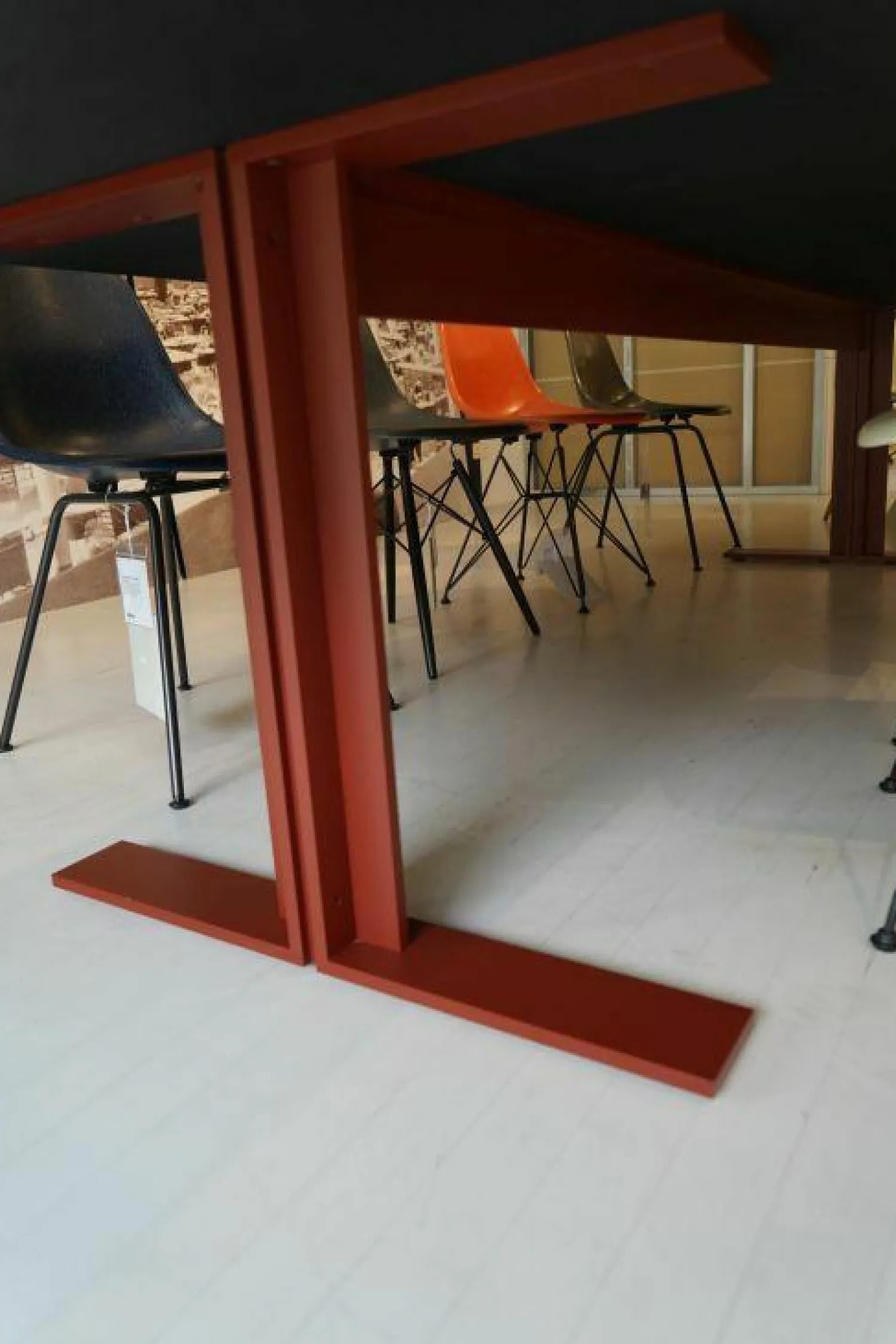 Lema Esstische|Esstisch Memo Platte Lava Stein AC 827 Schwarz Gestell Aluminium Rot Lackiert