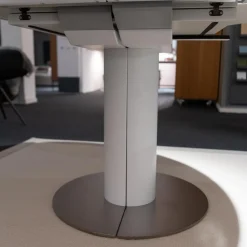 Willisau Esstische|Esstisch Modena Säule Tischplatte Massivholz Weiß Lackiert Ohne Maserung Bodenplatte Mattchrom Mit Auszug