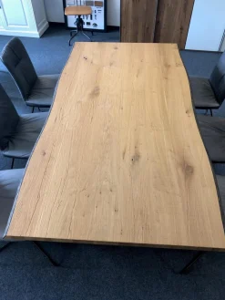 Wöstmann Esstische|Esstisch Natural Arts Wildeiche Sägerau Echtholz Furniert Gestell Gerade Kufe Schwarz Strukturgepulvert Ohne Stühle