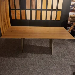 Girsberger Esstische|Esstisch Onda Asteiche Wild Wangenfuß Stahl Pulverbeschichtet