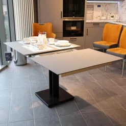 Bacher Esstische|Esstisch Picco Platte Fenix NTM Grigio londra Grau Trägerplatte Lack Matt Grau Säule L70 Matt Tiefschwarz Schwarz Ohne Deko