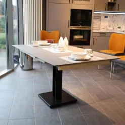 Bacher Esstische|Esstisch Picco Platte Fenix NTM Grigio londra Grau Trägerplatte Lack Matt Grau Säule L70 Matt Tiefschwarz Schwarz Ohne Deko