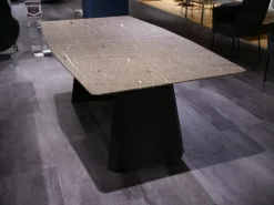 Draenert Esstische|Esstisch Platte Stein Brown Silk Trapezförmig Geledert Kante 6 Ausziehbar