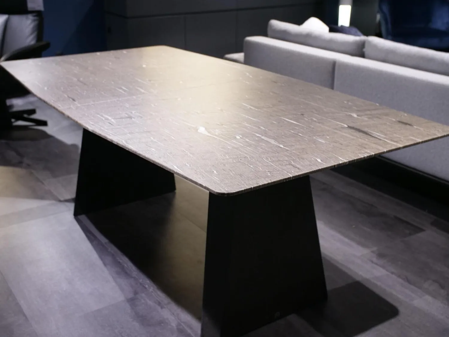 Draenert Esstische|Esstisch Platte Stein Brown Silk Trapezförmig Geledert Kante 6 Ausziehbar