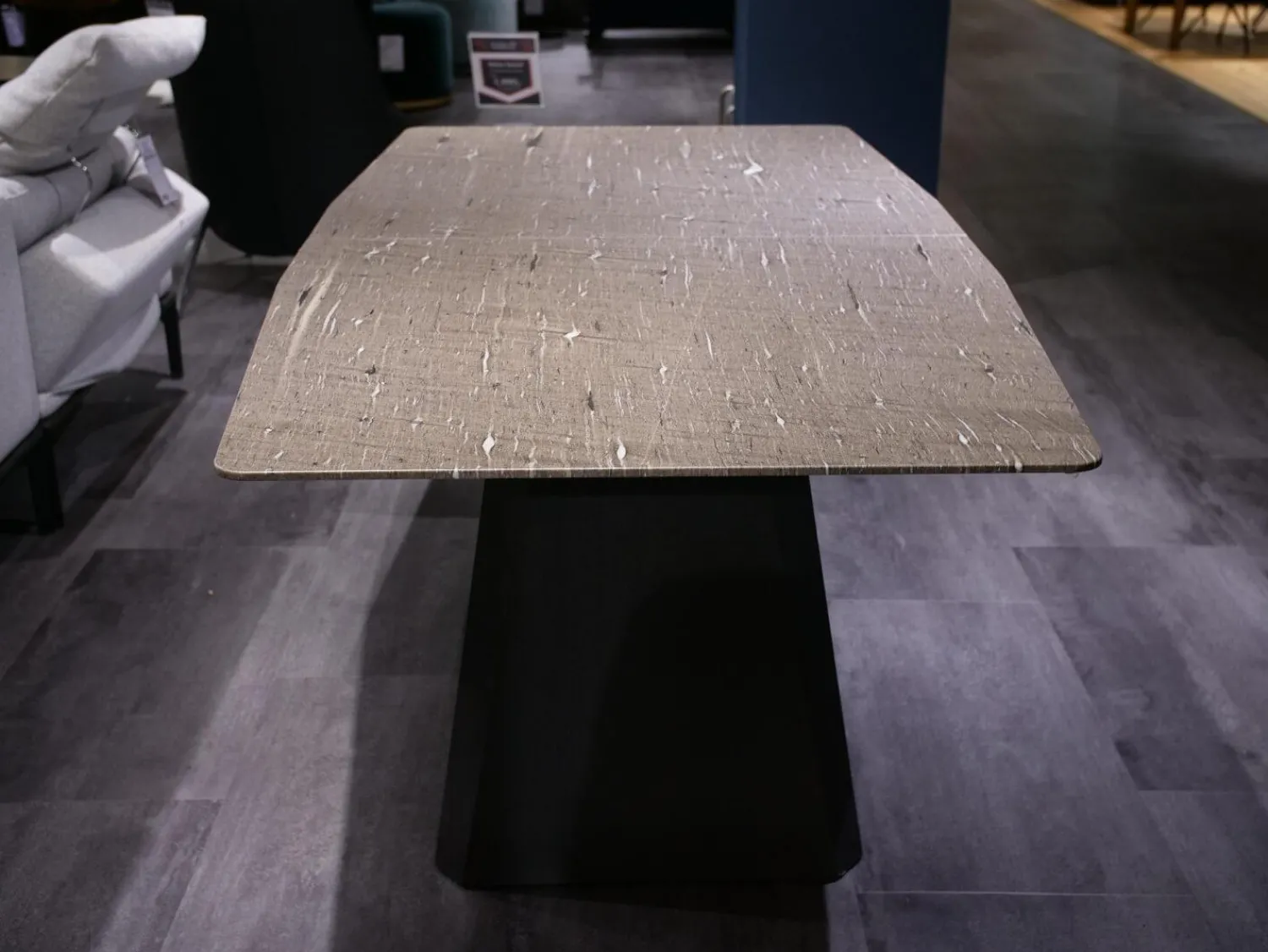 Draenert Esstische|Esstisch Platte Stein Brown Silk Trapezförmig Geledert Kante 6 Ausziehbar