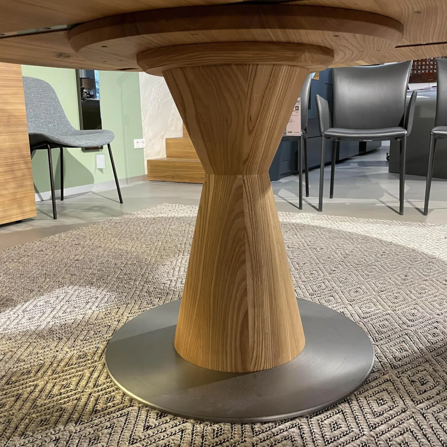 Scholtissek Esstische|Esstisch Radon Konische Holzsäule Bodenplatte Lackiertes Metall