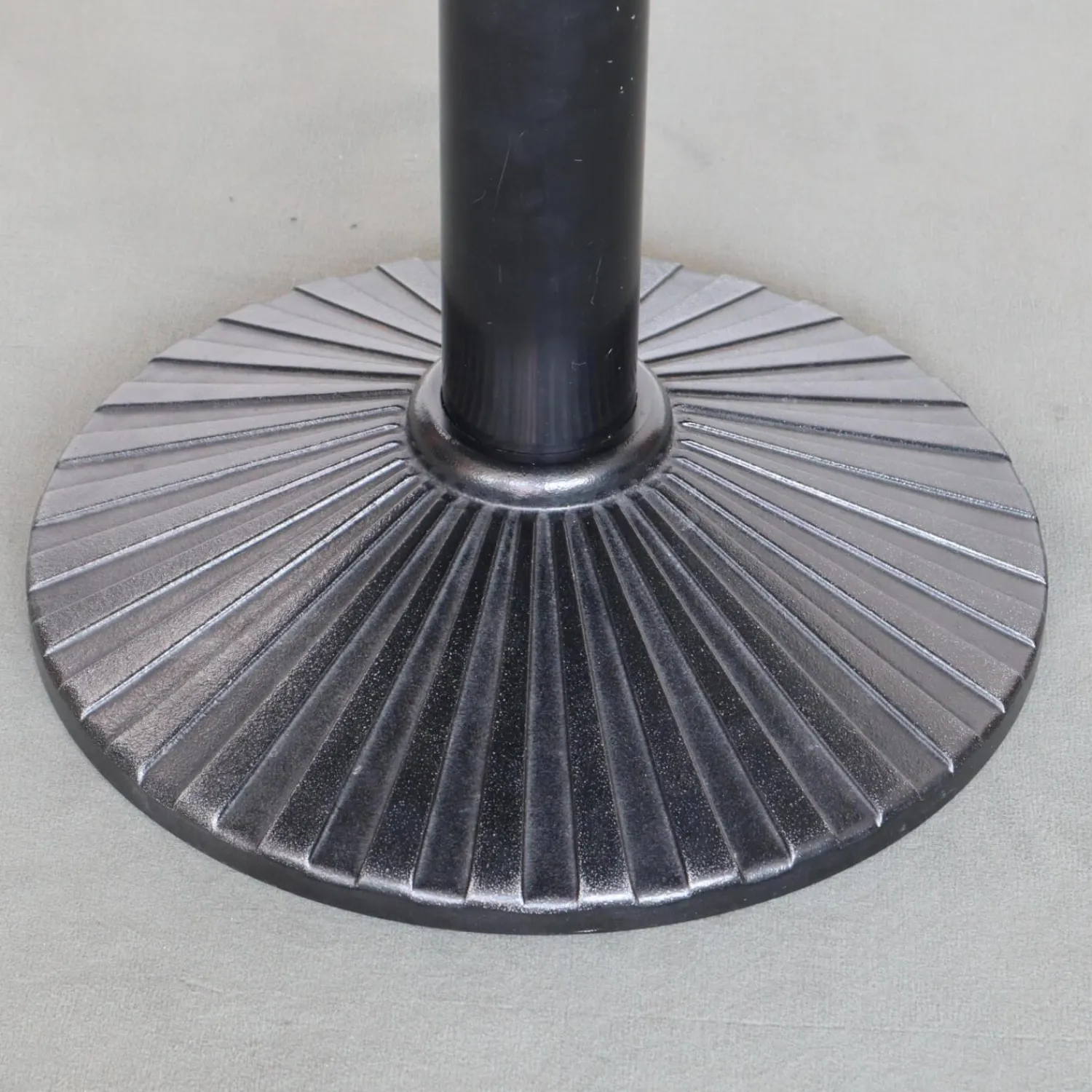 Zanotta Esstische|Esstisch Ristoro Platte Granit Untergestell Gußeisen Schwarz Lackiert