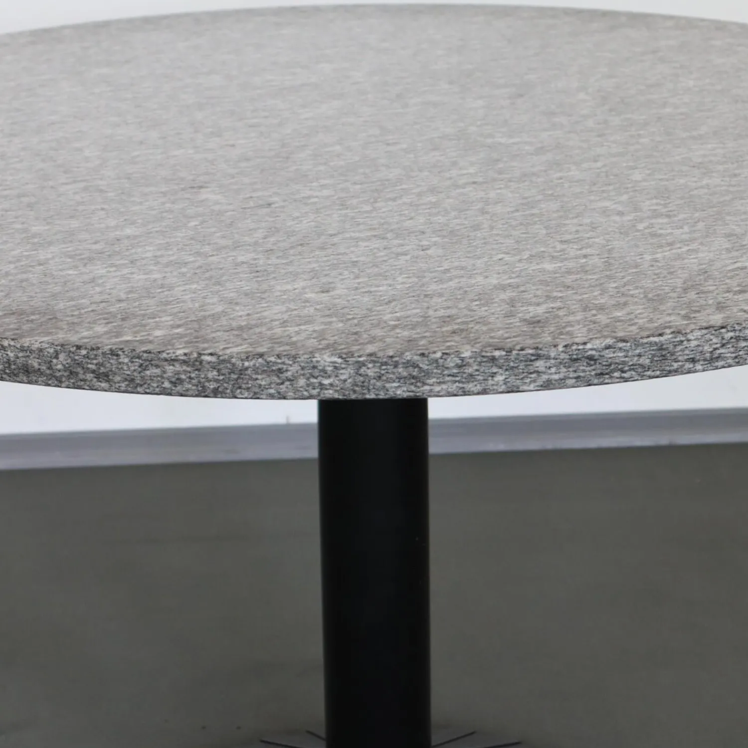 Zanotta Esstische|Esstisch Ristoro Platte Granit Untergestell Gußeisen Schwarz Lackiert