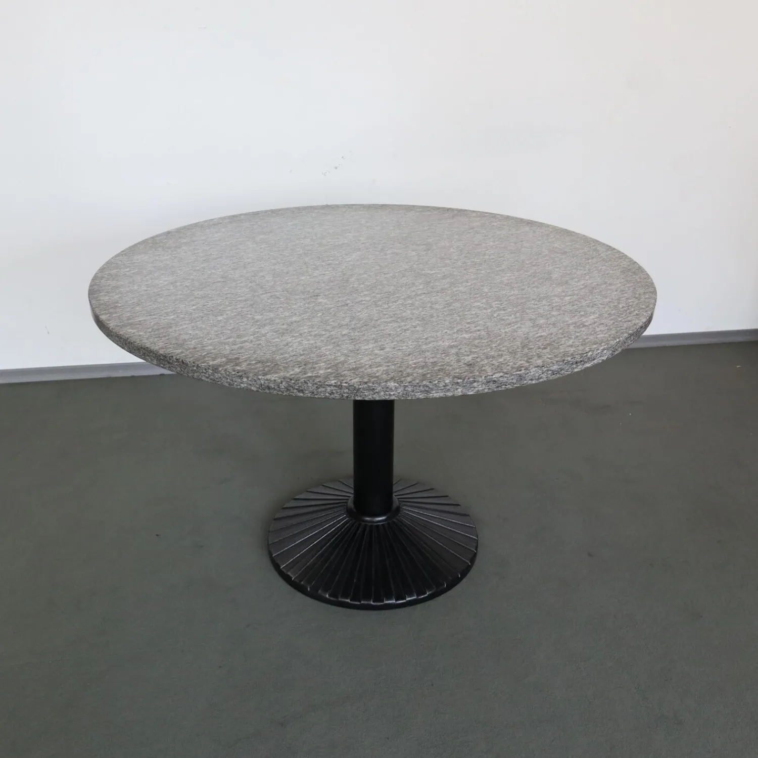 Zanotta Esstische|Esstisch Ristoro Platte Granit Untergestell Gußeisen Schwarz Lackiert