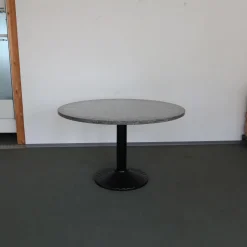 Zanotta Esstische|Esstisch Ristoro Platte Granit Untergestell Gußeisen Schwarz Lackiert