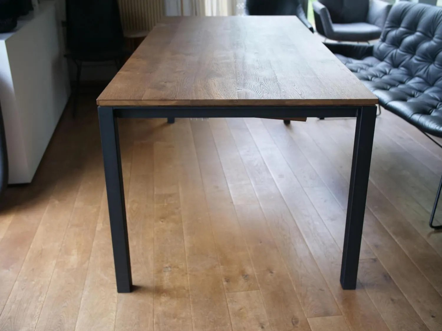 Janua Esstische|Esstisch S600 Eiche Geräuchert Natur Geölt Gestell RAL 9005 Tiefschwarz Pulverbeschichtet Ausziehbar