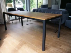 Janua Esstische|Esstisch S600 Eiche Geräuchert Natur Geölt Gestell RAL 9005 Tiefschwarz Pulverbeschichtet Ausziehbar