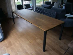 Janua Esstische|Esstisch S600 Eiche Geräuchert Natur Geölt Gestell RAL 9005 Tiefschwarz Pulverbeschichtet Ausziehbar