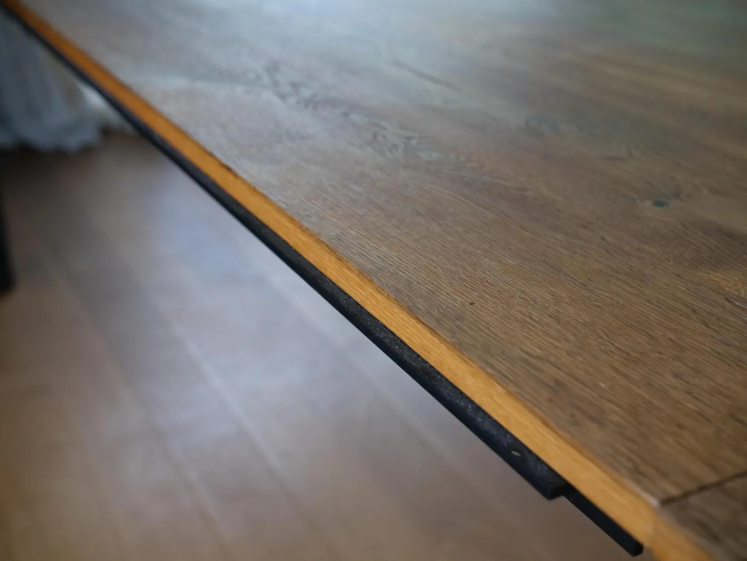 Janua Esstische|Esstisch S600 Eiche Geräuchert Natur Geölt Gestell RAL 9005 Tiefschwarz Pulverbeschichtet Ausziehbar