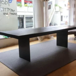 Janua Esstische|Esstisch SK 01 Monolith Platte Eiche Geköhlt Natur Geölt Schwarz Gestell Rohstahl