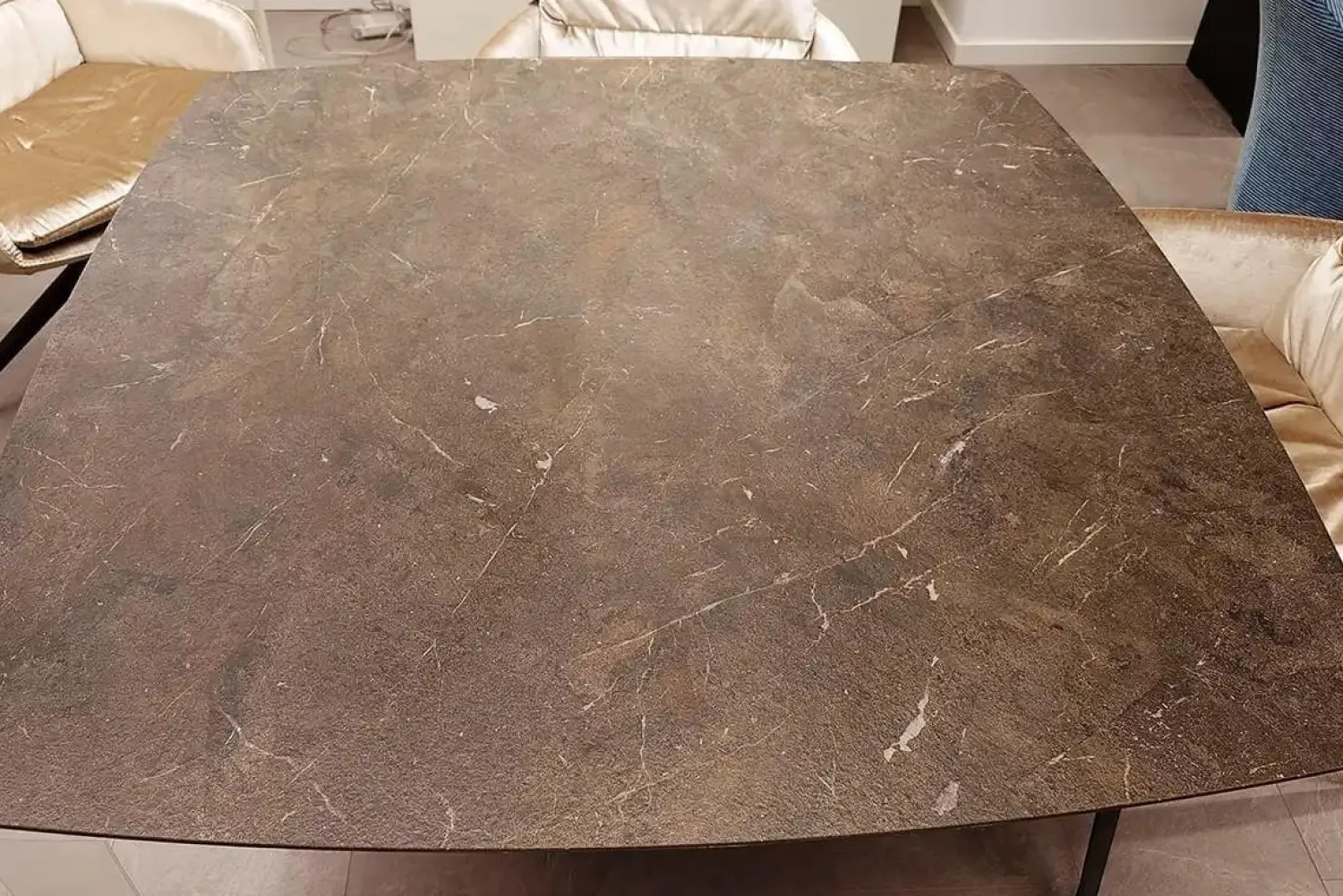 Hülsta Esstische|Esstisch T81 Platte Keramik Umbra Marron Grau Braun Fuß Metall Anthrazit Pulverbeschichtet