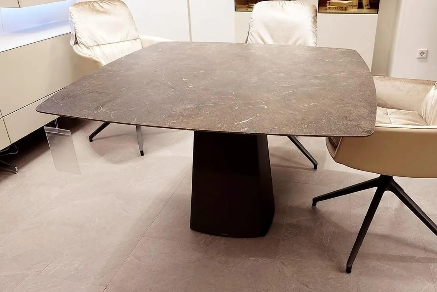 Hülsta Esstische|Esstisch T81 Platte Keramik Umbra Marron Grau Braun Fuß Metall Anthrazit Pulverbeschichtet