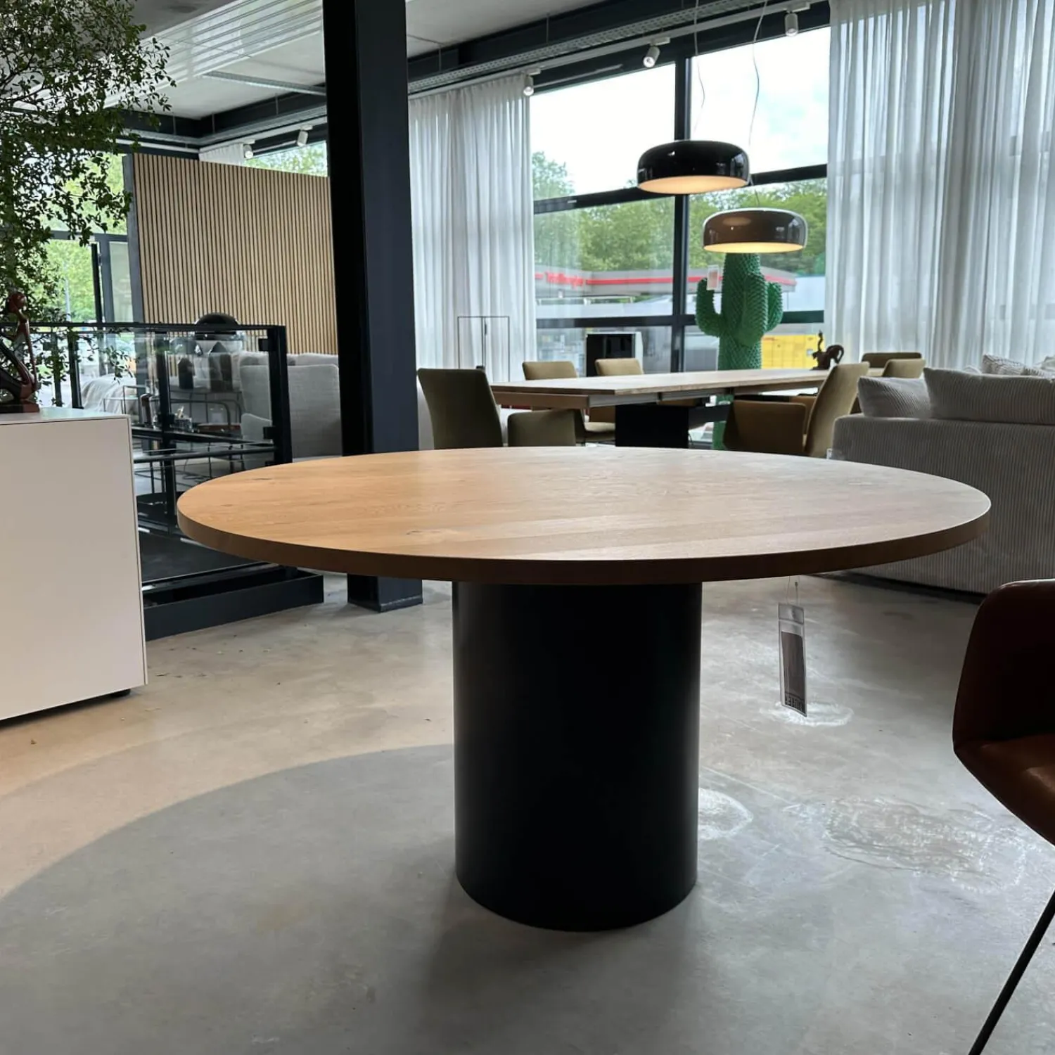 e15 Esstische|Esstisch TA20 Hiroki Eiche Geölt Stahlsockel Pulverbeschichtet Tiefschwarz